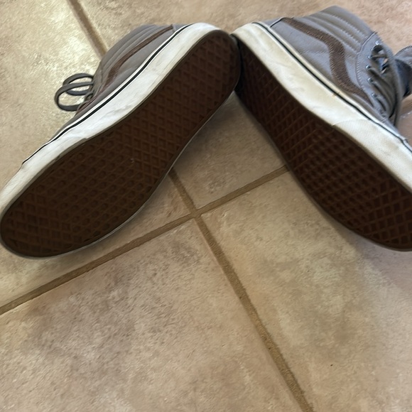 Vans high top shoes. Size 9.5M. In great condition. - Picture 6 of 7